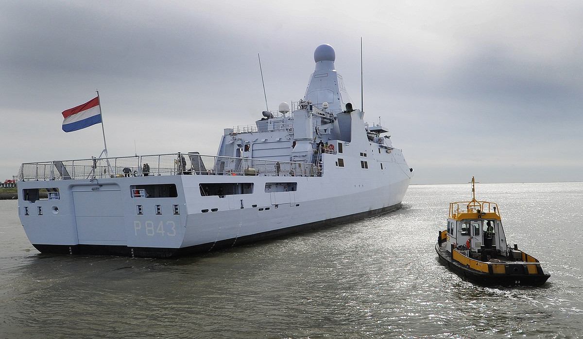 Một điều vô cùng thú vị đó là dù cho đã gia nhập biên chế hải quân Hà Lan, tuy nhiên những con tàu tuần tra hiện đại này vẫn chưa hoàn thành quá trình lắp đặt thiết bị. Sau đó, chúng tiếp tục được gử đến nhà máy ở Vlissingen để lắp đặt cột buồm trên thượng tầng, nơi chứa các tổ hợp radar vô cùng hiện đại của hãng THALES. Kể từ năm 2014, cả 4 chiếc Holland mới có thể đi vào hoạt động trong trạng thái sẵn sàng chiến đấu hoàn toàn. Ảnh: Tàu P843 lớp Holland.