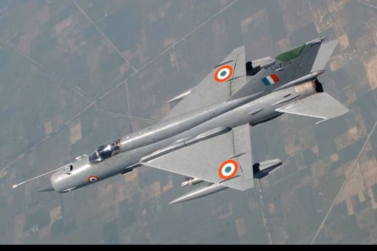 Trong nhiều năm qua, Ấn Độ đã phải vật lộn để thay thế số máy bay chiến đấu cũ do Liên Xô chế tạo còn trong biên chế của IAF. Năm 2018, IAF còn sử dụng 244 "ông già" MiG-21, ra đời vào cuối thập niên 1950 và 84 cường kích MiG-27 "trẻ hơn" một chút. Ảnh: Máy bay MiG-21 của IAF - Nguồn: Wikipedia.