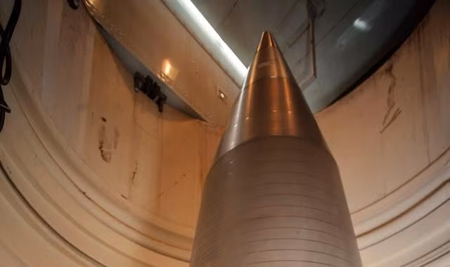 Sau khi Mỹ rút khỏi Hiệp ước tên lửa tầm trung, Mỹ tiếp tục muốn rút khỏi Hiệp ước cắt giảm vũ khí chiến lược. Đồng thời Mỹ cũng muốn thay đổi hiệp ước song phương giữa Mỹ và Nga thành một hiệp ước liên quan đến nhiều nước, nhưng điều này bị Nga phản đối kịch liệt. Ảnh: ICBM Minuteman-3 của Mỹ - Nguồn: Wikipedia