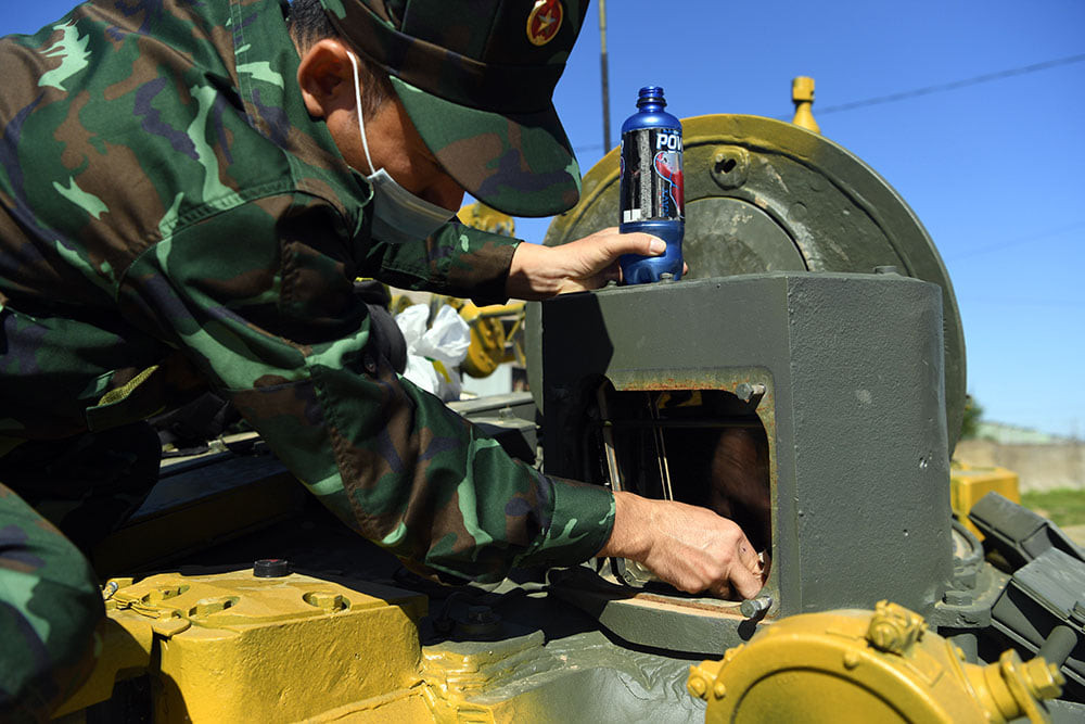 T-72B3 được xem là một trong những dòng xe tăng có uy lực nhất trong biên chế của quân đội Nga hiện nay. T-72B3 là một phiên bản nâng cấp của xe tăng T-72 vốn từng đóng vai trò chủ lực trong đội hình bộ binh cơ giới của Liên Xô suốt thời kỳ Chiến tranh Lạnh. Ảnh: Sĩ quan Việt Nam đang kiểm tra hệ thống kính ngắm, khí tài cần được làm sạch đảm bảo tầm nhìn hiệu quả nhất. Ảnh: QĐND Online