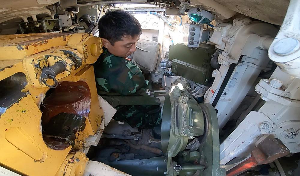 T-72B3 lần đầu tiên được chuyển giao cho quân đội Nga vào năm 2013, được trang bị hệ thống bảo vệ hoàn toàn mới giúp tăng khả năng sống sót và hiệu quả hoạt động của xe trong điều kiện thực chiến khi phải đương đầu với hàng loạt loại vũ khí chống tăng khác nhau. Ảnh: Từng ngõ ngách đều được kiểm tra kỹ và có sự kiểm tra chéo lại để đảm bảo khí tài khi đưa vào thi đấu hoạt động tốt nhất. Ảnh: QĐND Online