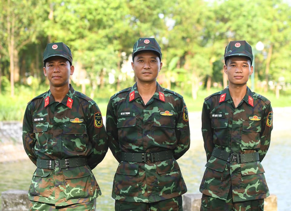 Kíp xe tăng số 2 gồm: Đại úy Vũ Bá Trọng (đứng giữa), vị trí trưởng xe, kíp xe số 2, đã có kinh nghiệm thi đấu Army Games 2019; Thượng úy QNCN Trần Ngọc Bình. vị trí pháo thủ, kíp xe số 2, đã có kinh nghiệm thi đấu Army Games 2019; Trung úy QNCN Nguyễn Quốc Tuấn, vị trí lái xe, kíp xe số 2, đã có kinh nghiệm thi đấu Army Games 2019. Ảnh: QĐND Online