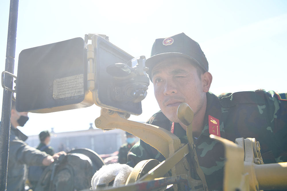 Trưởng xe Phạm Văn Anh kiểm tra hệ thống ngắm của hỏa lực trang bị trên xe. Ảnh: QĐND Online