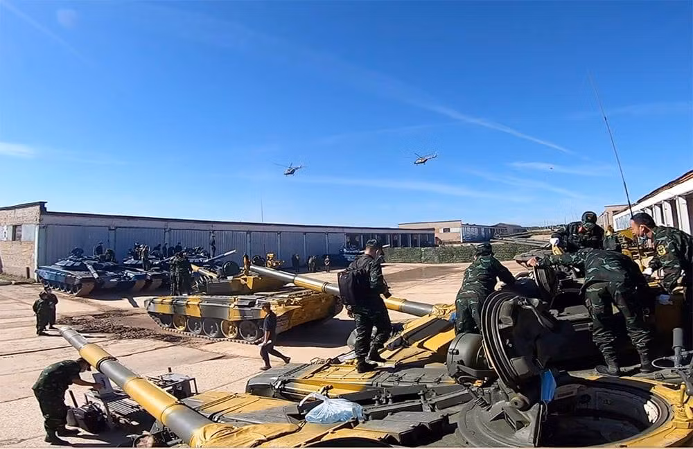 Chiều nay (24/8), đội tuyển Việt Nam sẽ có trận thi đấu đầu tiên tại cuộc thi “xe tăng hành tiến”, hội thao Army Games 2020. Chúc đội tuyển chúng ta thi đấu tốt, giành kết quả cao. Mời các độc giả hãy cùng cập nhật thông tin, diễn biến trận đấu trên báo điện tử Kiến Thức vào 15h chiều nay. Ảnh: QĐND Online