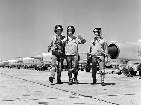 Đến 11 giờ 19 phút, radar của Đại đội 50, sau đó là Đại đội 43 bắt được mục tiêu và xác định tốp 12 chiếc trong đội hình tiến công của hải quân Mỹ vào mục tiêu đài phát thanh Mễ Trì, có cả F-4J làm nhiệm vụ MiGCAP và lập vòng tròn bay trực chiến trên không để đánh chặn MiG ở cự ly 80 km phía nam Hà Nội, trên độ cao 3.000 m - Nguồn ảnh: TTXVN