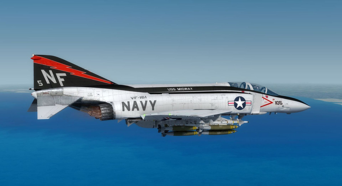 Sau khi bắn rơi chiếc RA5C, lúc đó phía sau chiếc MiG của Hoàng Tam Hùng là rất nhiều máy bay F-4, chiếc F-4J bám theo và cắt vào bên cạnh trong chiếc MiG ở góc 75 độ, viên phi công F-4 bám theo và phóng về chiếc MiG một quả tên lửa AIM-9 với ý định không cho chiếc MiG chui vào mây. Ảnh: Máy bay F-4J của Mỹ - Nguồn: Wikipedia.