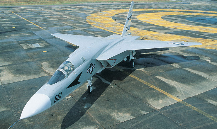 Chiếc RA5C khi phát hiện bị MiG bám theo, đã cơ động rất gấp để đối phó, trong khi từ phía sau 2 chiếc F-4J vẫn bám theo chờ thời cơ phóng tên lửa về chiếc thứ 2 Hoàng Tam Hùng. Phát hiện ra quy luật lật máy bay khi cơ động của chiếc RA5C phía trước, anh đã chờ đúng chiếc RA5C cải bằng vài giây về phía ngược lại để đổi chiều cơ động. Ảnh: Máy bay trinh sát RA5C của Mỹ - Nguồn: Wikipedia.