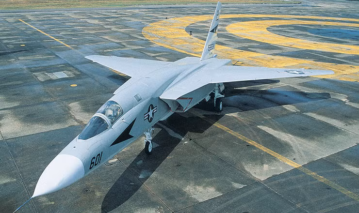 Chiếc RA5C khi phát hiện bị MiG bám theo, đã cơ động rất gấp để đối phó, trong khi từ phía sau 2 chiếc F-4J vẫn bám theo chờ thời cơ phóng tên lửa về chiếc thứ 2 Hoàng Tam Hùng. Phát hiện ra quy luật lật máy bay khi cơ động của chiếc RA5C phía trước, anh đã chờ đúng chiếc RA5C cải bằng vài giây về phía ngược lại để đổi chiều cơ động. Ảnh: Máy bay trinh sát RA5C của Mỹ - Nguồn: Wikipedia.