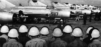 Trên cơ sở phân tích ý đồ của không quân Mỹ, Bộ Tư lệnh giao nhiệm vụ chiến đấu cho Trung đoàn không quân 927 cất cánh tác chiến độc lập, đánh các tốp cường kích bảo vệ Hà Nội. Ảnh: Không quân nhân dân Việt Nam góp phần xứng đáng trong trận "Điện Biên Phủ trên không" - Nguồn: QPVN.