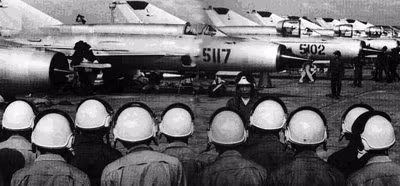 Trên cơ sở phân tích ý đồ của không quân Mỹ, Bộ Tư lệnh giao nhiệm vụ chiến đấu cho Trung đoàn không quân 927 cất cánh tác chiến độc lập, đánh các tốp cường kích bảo vệ Hà Nội. Ảnh: Không quân nhân dân Việt Nam góp phần xứng đáng trong trận "Điện Biên Phủ trên không" - Nguồn: QPVN.