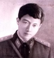 Phi công trẻ tuổi Hoàng Tam Hùng đã hy sinh anh dũng sau khi đã bắn rơi 2 chiếc máy bay Mỹ ngay trong trận đầu xuất kích trên MiG-21, trở thành một trong những phi công Việt Nam bắn rơi 2 chiếc trong một trận không chiến. Ảnh: Trung úy Phi công Hoàng Tam Hùng, đầu năm 1972 - Nguồn: QPVN