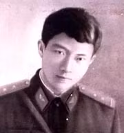 Phi công trẻ tuổi Hoàng Tam Hùng đã hy sinh anh dũng sau khi đã bắn rơi 2 chiếc máy bay Mỹ ngay trong trận đầu xuất kích trên MiG-21, trở thành một trong những phi công Việt Nam bắn rơi 2 chiếc trong một trận không chiến. Ảnh: Trung úy Phi công Hoàng Tam Hùng, đầu năm 1972 - Nguồn: QPVN