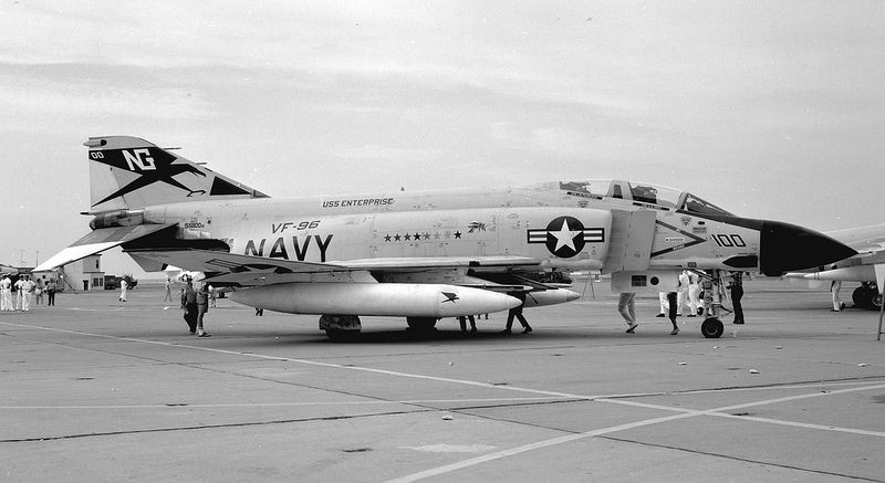 Đây là chiếc F-4 của tốp tiêm kích làm nhiệm vụ hộ tống các máy bay cường kích, tổ bay nhảy dù, 2 phi công điều khiển chiếc F-4 này là Đại úy John Wesley Anderson và Trung úy nhất Brian H. Ward thuộc phi đoàn 4, Không đoàn TFW 432, cả hai nhảy dù và đều bị bắt. Ảnh: Máy bay F-4J của Hải quân Mỹ - Nguồn: Wikipedia.