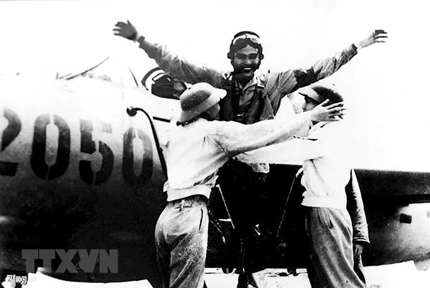 Tại SCH Trung đoàn không quân 927, Trung đoàn trưởng Nguyễn Hồng Nhị xin BTL để cho SCH trung đoàn dẫn đường và được BTL đồng ý. Đến 11 giờ 20 phút, SCH đi hướng 150 độ, lệnh vứt thùng dầu phụ, tăng lực, kéo lên 1.200 m. Ảnh: Sau trận đánh thắng lợi - Nguồn ảnh: TTXVN