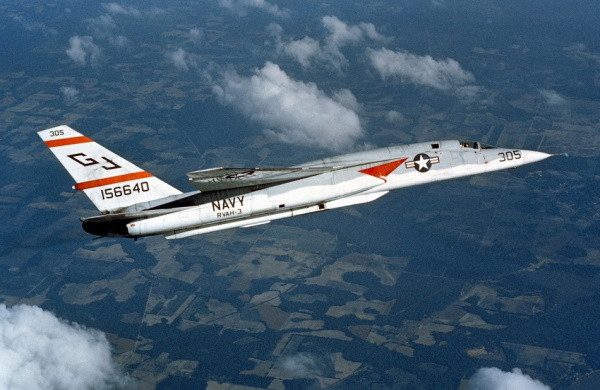 Chọn đúng thời điểm chiếc RA5C phía trước chuẩn bị cải bằng để đổi hướng cơ động, Hoàng Tam Hùng nhanh chóng ổn định điểm ngắm và phóng tên lửa. Quả tên lửa hơi chìm xuống rồi lao thẳng vào chiếc RA5C, khiến nó bốc cháy như quả cầu lửa và rơi xuống phía nam Hà Nội; đồng thời số 1 Kiền thoát ly an toàn về sân bay Nội Bài. Ảnh: Máy bay trinh sát RA5C của Mỹ - Nguồn: Wikipedia.