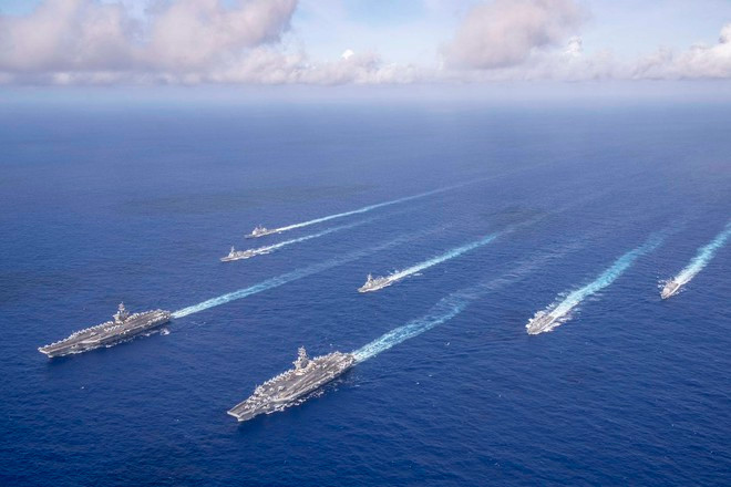 Trên thực tế, khả năng chiến đấu của 4 chiếc J-11 và cả các loại tên lửa chống hạm của Trung Quốc bố trí trên các đảo chiếm đóng trái phép không là gì, khi so sánh với sức mạnh chiến đấu với một biên đội tàu sân bay của hải quân Mỹ. Nếu tình huống xung đột xảy ra, số máy bay và tên lửa chống hạm trên nhanh sẽ chóng bị xóa sổ. Ảnh: Hai tàu sân bay Mỹ hoạt động ở biển Philippines hồi tháng 6 - Nguồn: Hải quân Mỹ.