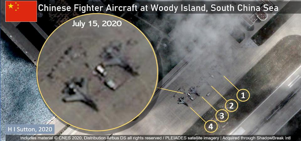 Hình ảnh vệ tinh từ ngày 15/7 cho thấy, ít nhất có bốn máy bay chiến đấu hạng nặng tầm xa đang đậu trên sân bay. Ảnh: Máy bay chiến đấu mà Trung Quốc triển khai trên đảo Phú Lâm - Nguồn: Forbes