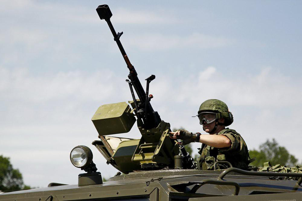 Điểm cấu tạo đặc biệt là cơ cấu giảm giật đầu nòng kiêm loa che lửa được thiết kế mới hoàn toàn. Nhờ cơ cấu này, giúp súng giảm 30% lực giật lên giá súng và tăng độ chụm của súng khi bắn.