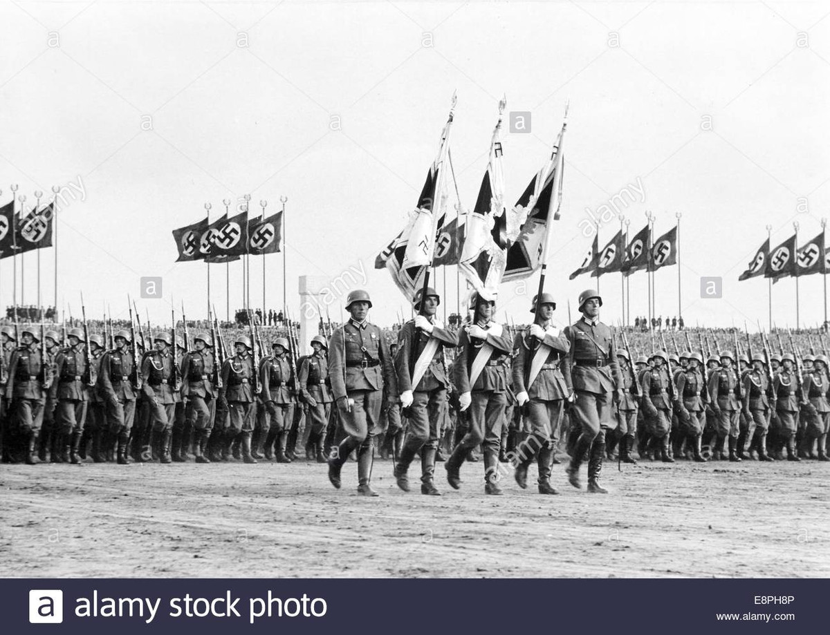 Chiến tranh thế giới thứ 2 bùng nổ là một đòn giáng nặng nề đối với thế giới, nước phát động cuộc chiến tranh thế giới kéo dài này là Đức Quốc xã; dưới sự mê hoặc của Hitler, toàn bộ dân thường và binh lính Đức tin rằng, đó là một cuộc chiến tranh chính nghĩa, vì sự tồn vong của dân tộc Đức. Ảnh: Quân đội Đức Quốc xã năm 1937 - Nguồn: Alamy Stock