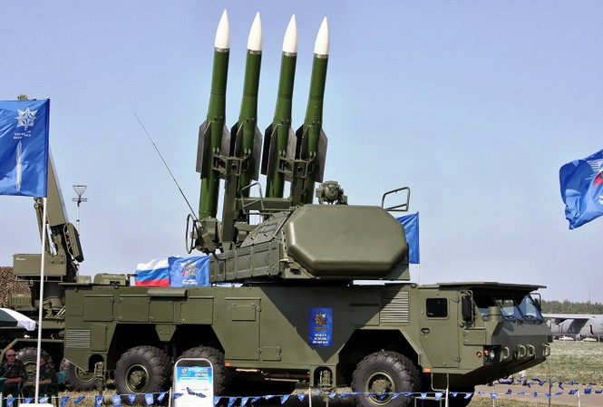 Từ kinh nghiệm của cuộc chiến tại Trung Đông, khi thiết kế hệ thống tên lửa Buk, các nhà thiết kế Liên Xô mới bố trí riêng cho mỗi xe phóng đạn được phối thuộc 1 radar điều khiển hỏa lực và họ hết sức nhấn mạnh đến thiết kế dự phòng; nếu trong điều kiện bị chia cắt, mỗi đại đội hỏa lực Buk có thể trở thành một đơn vị chiến đấu độc lập.