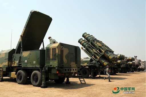 Hệ thống HQ-16 cũng bao gồm một xe radar trinh sát mục tiêu, 1 xe chỉ huy, nhưng chỉ có 1 xe radar điều khiển hỏa lực, xe phóng được tách riêng và không có xe chở đạn kiêm xe phóng như của Buk.