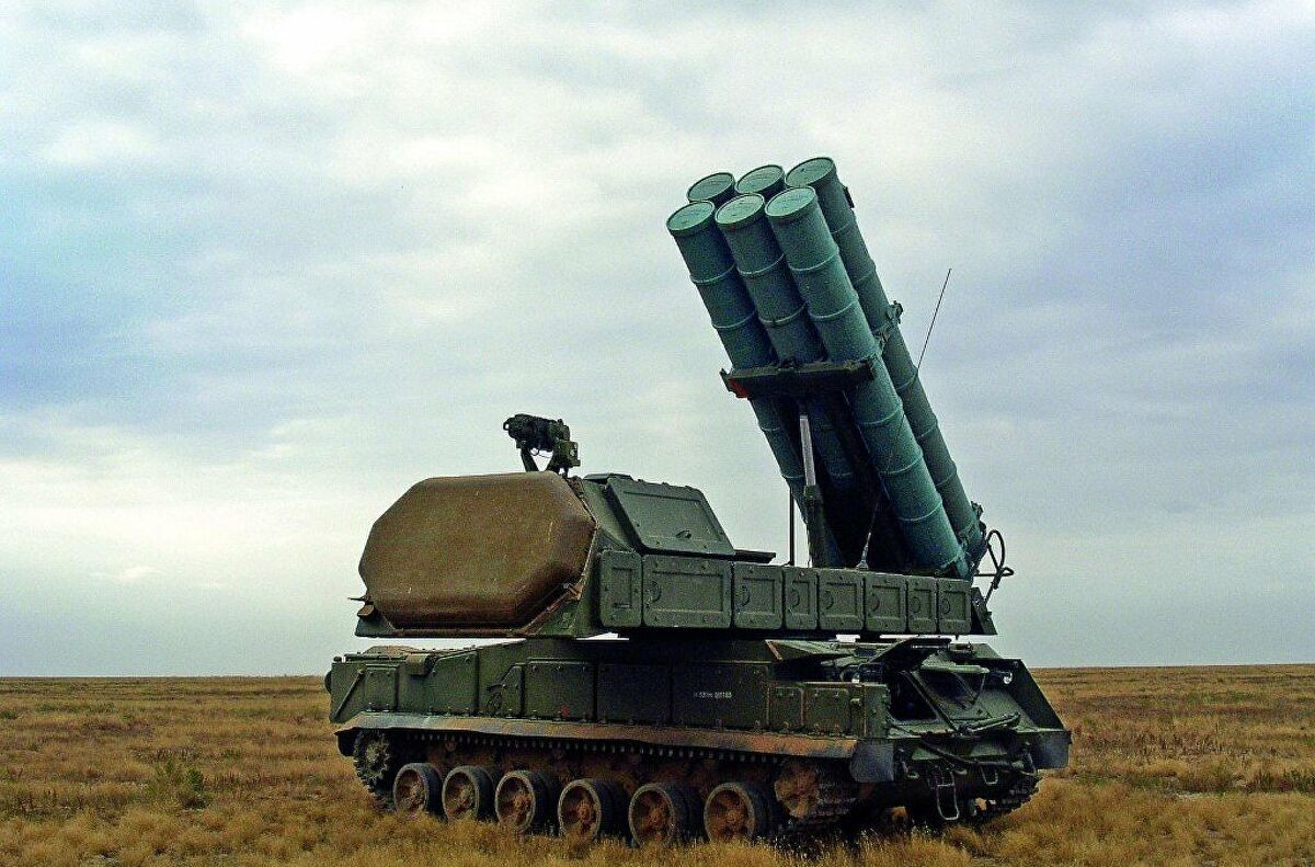 Trong thời kỳ chiến tranh Lạnh, Liên Xô đã rút ra bài học kinh nghiệm từ những cuộc chiến tranh Trung Đông, nếu chỉ có radar điều khiển hỏa lực hoặc radar tìm bắt mục tiêu đơn nhất, sẽ khó đảm bảo khả năng tác chiến liên tục của toàn bộ hệ thống tên lửa đất đối không, nếu radar hệ thống bị phá hủy, tất cả các nhánh hệ thống sẽ bị tê liệt. Ảnh: Xe phóng kiêm radar điều khiến hỏa lực của hệ thống Buk.