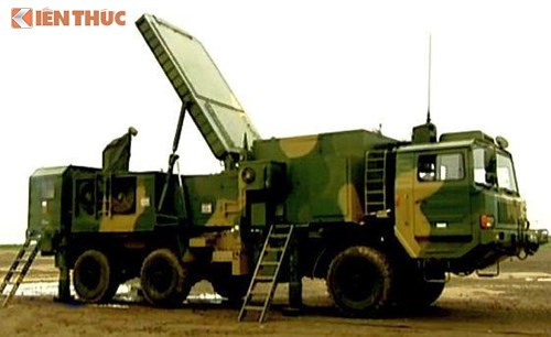 Radar trinh sát của HQ-16 là anten điều khiển chủ động, khả năng tìm bắt nhiều nhất là 144 mục tiêu, nhưng trên thực tế nó chỉ có thể theo bám và khóa 48 mục tiêu, khi truyền sang xe chỉ huy điều khiển sẽ chỉ còn điều khiển được hỏa lực đối với 24 mục tiêu. Như vậy, về radar trinh sát, hệ thống HQ-16 kém hẳn hệ thống của Buk. Ảnh: Radar của hệ thống HQ-16.