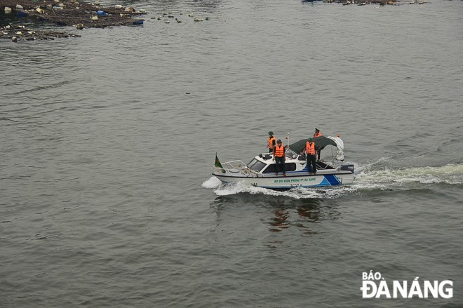 Bộ đội biên phòng Đà Nẵng phối hợp cùng tàu của cảnh sát đường thủy, dân quân,… đã ra biển từ rất sớm để hướng dẫn hàng trăm tàu cá ngư dân của thành phố cũng như các tỉnh lân cận đang hoạt động gần khu vực vào âu thuyền Thọ Quang để tránh trú an toàn. Dù ngư dân ở đây có rất nhiều kinh nghiệm đối phó với bão tuy vậy mọi việc đều không hề được chủ quan. Ảnh: Tàu của bộ đội biên phòng hướng dẫn ngư dân vào neo đậu - Nguồn: Báo Đà Nẵng.