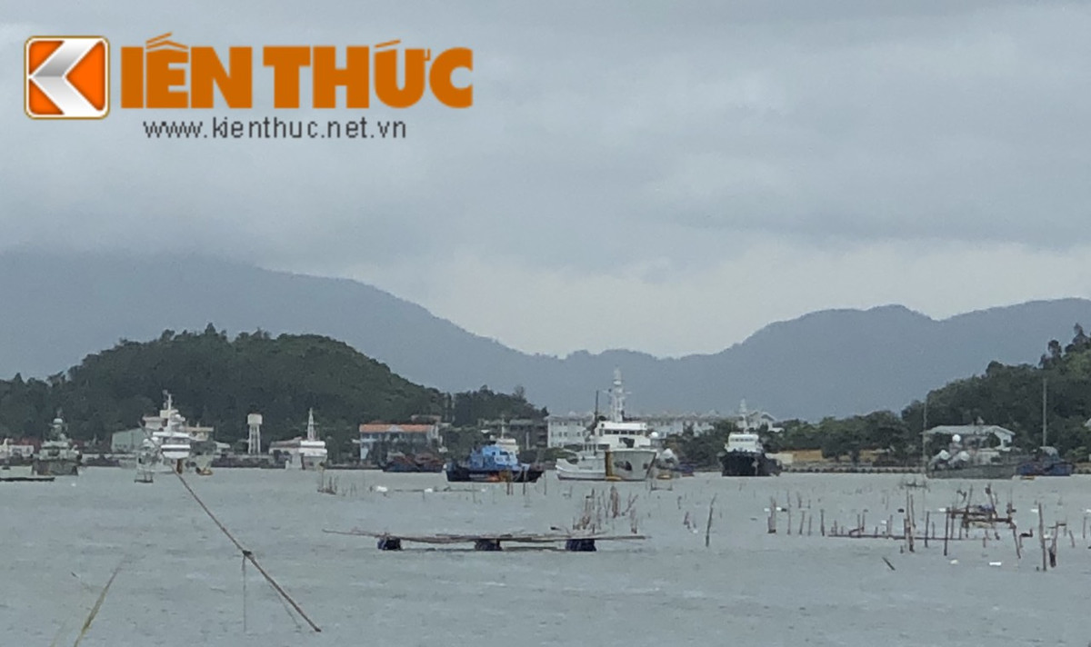 Ảnh: Tàu tên lửa Osa và tàu Kiểm ngư KN-750 nối đuôi nhau vào khu vực tránh trú.