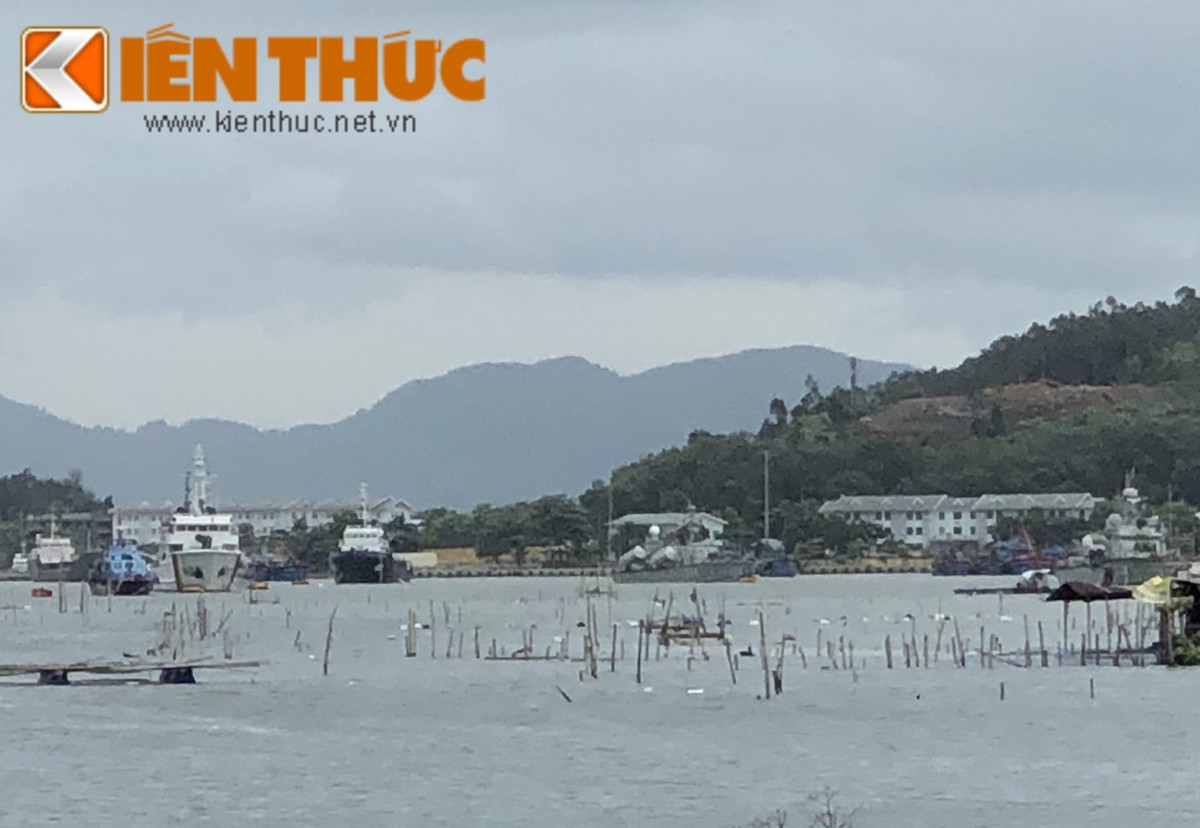 Bên cạnh việc đảm bảo an toàn cho người và tài sản của nhân dân, quân đội ta cũng đặc biệt chú trọng về công tác đảm bảo an toàn cho phương tiện, khí tài tác chiến, tạo điều kiện tốt nhất để giữ gìn vũ khí, khí tài. Ảnh: Đội hình tàu liên hợp tiến vào khu vực neo đậu.