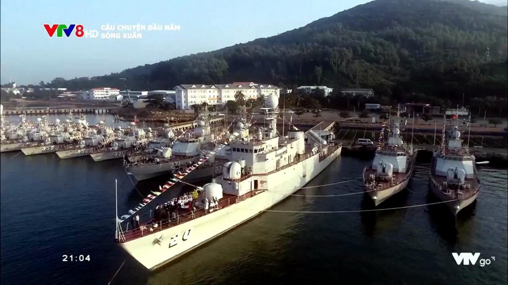 Tuy nhiên, các tàu neo đậu tại Quân cảng Tiên Sa không sử dụng cầu cảng để cập mạn tàu mà chỉ cập lái vào cầu tàu, nghĩa là mũi tàu hướng ra ngoài và đuôi tàu sẽ cố định vào cầu tàu. Điểm thuận lợi của kiểu neo này là có thể xuất phát tàu rất nhanh trong trường hợp tác chiến khẩn cấp, tuy nhiên điểm hạn chế là đòi hỏi trình độ của người lái tàu rất cao cũng như khi bão lớn, gió to, các tàu đậu hàng ngang song song dễ va chạm vào nhau. Ảnh: Cận cảnh đội hình tàu mặt nước của Lữ đoàn 172 Vùng 3 Hải quân tại Tiên Sa - Nguồn: Ảnh chụp màn hình VTV.