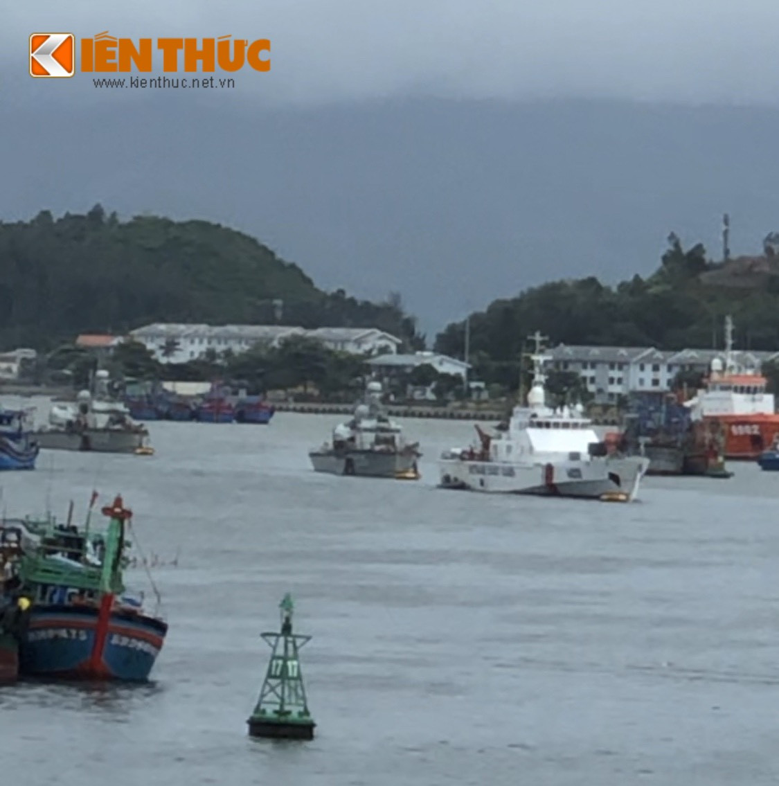 Tại khu vực neo đậu tránh bão được đã bố trí các phao nổi màu cam, được nối với một ụ bê tông đặt dưới đáy sông giúp tàu sau khi cố định vào phao nổi sẽ không bị kéo đi trước sóng gió lớn. Khoảng cách giữa các phao nổi được sắp xếp với khoảng cách hợp lý để cho dù tàu có bị kéo sang bất cứ hướng nào cũng không va vào nhau. Ảnh: Các tàu Hải quân và Cảnh sát biển đang dần cố định vào phao nổi chống bão.