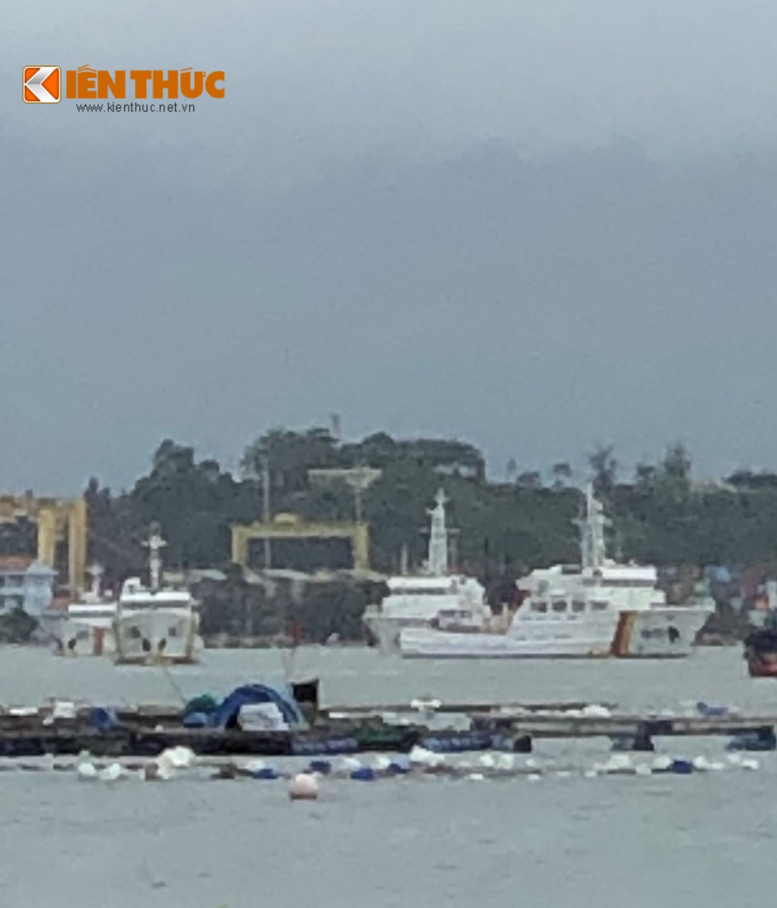 Do đó, mỗi khi có tin bão sẽ đổ bộ vào khu vực, các tàu của Vùng 3 Hải quân neo đậu tại Tiên Sa sẽ nhanh chóng cơ động di chuyển đến khu vực tránh trú bão ở sâu bên tranh luồng nước nội thủy, gần âu tàu Thọ Quang và nhà máy đóng tàu Sông Thu để đảm bảo an toàn cho phương tiện cũng như tàu bè xung quanh. Ảnh: Tàu Kiểm ngư của Chi đội Kiểm ngư số 3 cơ động di chuyển đến nơi tránh trú.