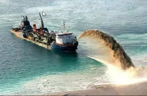 Tàu Sky Whale có thể hút 6.000 m3/giờ, tương đương với việc đào đất sâu một mét của một sân bóng tiêu chuẩn trong một giờ. Đủ thỏa mãn tham vọng bồi đắp đảo của lãnh đạo Trung Quốc. Ảnh: Tàu hút bùn Thiên Kình đang bồi đắp đảo trái phép - Nguồn: Sina