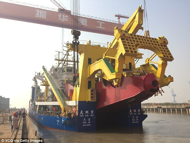 Tuy nhiên bất chấp những quy định của Công ước LHQ về Luật biển năm 1982, cũng như sự phản đối của dư luận khu vực và quốc tế, Trung Quốc vẫn tiếp tục bồi đắp các đảo nhân tạo và công cụ giúp Trung Quốc hoàn thành âm mưu này, đó là các tàu hút bùn công suất lớn do Trung Quốc tự chế tạo. Ảnh: Tàu hút bùn Thiên Kình - Nguồn: Sina