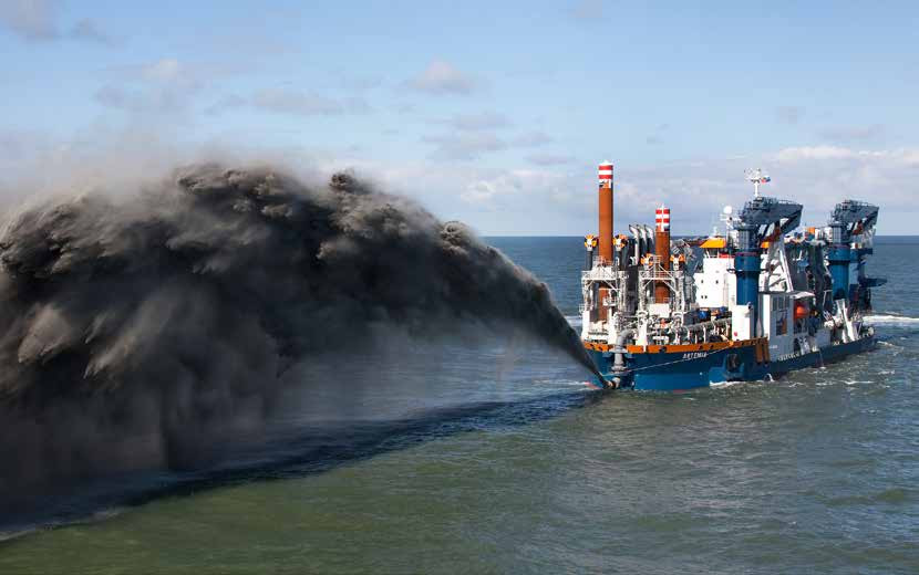 Từ năm 2013 đến 2015, tàu Sky Whale hoạt động ở quần đảo Trường Sa trong gần 200 ngày, với khối lượng đào đắp lên tới 10 triệu mét khối. Tuy nhiên việc bồi đắp đảo Chữ Thập chủ yếu là do tàu hút bùn Thiên Kình. Ảnh: Tàu hút bùn Sky Whale - Nguồn: Sina