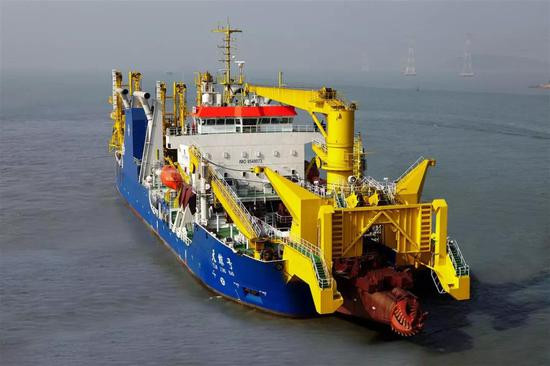 Còn chiếc tàu hút bùn Sky Whale có thể tự động đi đến vùng biển được chỉ định. Khi tàu nạo vét hoạt động, mũi khoan của tàu sẽ phá vỡ đá và đất dưới đáy biển, sau đó hút trực tiếp vào thân tàu qua máy bơm, và sau đó máy bơm trong thân tàu sẽ xử lý các mảnh vụn bị hút. Ảnh: Tàu hút bùn Thiên Kình - Nguồn: Sina