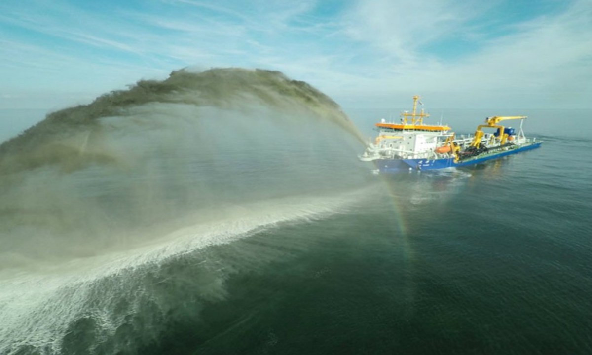 Tàu Thiên Kình là tàu hút bùn tự hành đầu tiên ở châu Á vào thời điểm đó và thứ ba trên thế giới; Thiên Kình có chiều dài 127 mét, có khả năng hút, đào 4.500 mét khối mỗi giờ; đồng thời nó có thể thổi cát đi xa tới 6 km. Ảnh: Tàu hút bùn Thiên Kình - Nguồn: Sina