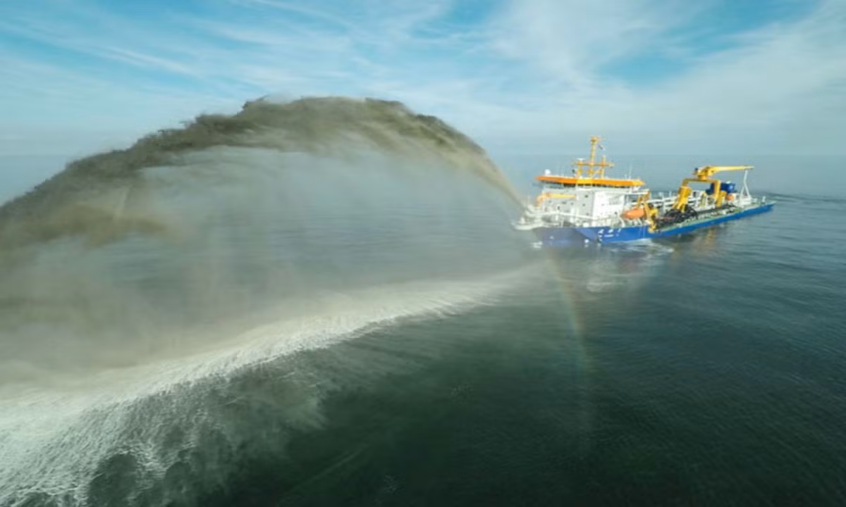 Tàu Thiên Kình là tàu hút bùn tự hành đầu tiên ở châu Á vào thời điểm đó và thứ ba trên thế giới; Thiên Kình có chiều dài 127 mét, có khả năng hút, đào 4.500 mét khối mỗi giờ; đồng thời nó có thể thổi cát đi xa tới 6 km. Ảnh: Tàu hút bùn Thiên Kình - Nguồn: Sina