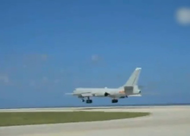 Máy bay ném bom H-6J là một biến thể nâng cấp của H-6; một bản sao chép của máy bay ném bom Tu-16 ra đời từ năm 1959; để đáp ứng chiến tranh hiện đại, Trung Quốc thường xuyên nâng cấp loại máy bay này, trong đó phiên bản H-6J có khả năng mang bốn tên lửa hành trình chống tàu siêu âm YJ-12. Ảnh: Máy bay ném bom H-6 hạ cánh trái phép trên đảo Phú Lâm tháng 5/2018 - Nguồn: Đông Phương.