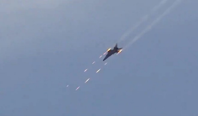 Trong cuộc diễn tập này, các loại pháo binh, tên lửa của Tập đoàn quân số 74 đã được sử dụng để ngăn chặn quân “đổ bộ”, khi quân “đổ bộ” đã “chiếm giữ” được các bãi biển. Ảnh: Cảnh chiến đấu cơ Trung Quốc diễn tập tấn công mục tiêu trên biển ở Biển Đông - Nguồn: Xinhua 