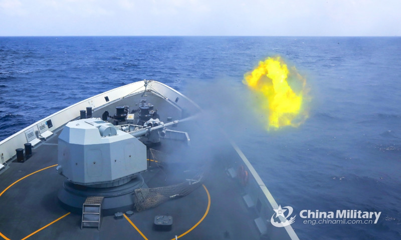 Những vũ khí mới nhất và những cuộc tập trận “quy mô” của Trung Quốc đem “khoe” gần đây, chắc chắn sẽ không giúp ích gì; thậm chí còn thúc đẩy một cuộc chạy đua vũ trang khu vực, gây tâm lý lo ngại và làm phức tạp thêm tình hình trên khu vực Biển Đông. Ảnh: Hải quân Trung Quốc tập trận bắn đạn thật trái phép trên Biển Đông - Nguồn: THEDRIVE