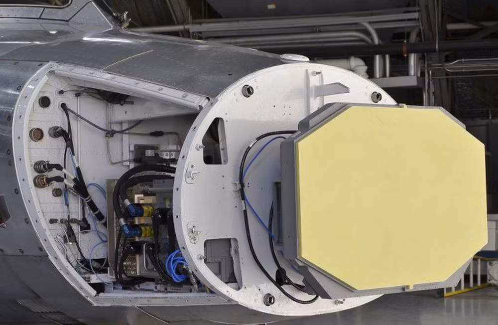 DAPA tuyên bố: KF-X sẽ được trang bị hệ thống radar mảng pha quét điện tử chủ động, do Hàn Quốc tự chế tạo, hiệu suất tương đương với radar APG-83 của Hãng Northrop Grumman (Mỹ), trang bị trên máy bay F-16V và hệ thống tác chiến điện tử tiên tiến; KF-X cũng như khả năng tiếp dầu trên không. Ảnh: Radar APG-83 - Nguồn: Wikipedia.