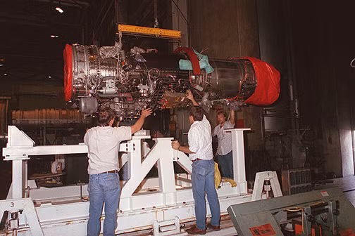 Tập đoàn KAI cho biết: KF-X có khối lượng cất cánh tối đa 25.600 kg, trọng tải tối đa 7.700 kg; sử dụng động cơ phản lực General Electric F414, cung cấp lực đẩy đủ để đạt tốc độ 1,9 Mach; cự ly bay hành trình tối đa 2.900 km. Ảnh: Động cơ GE F414 - Nguồn: Wikipedia.