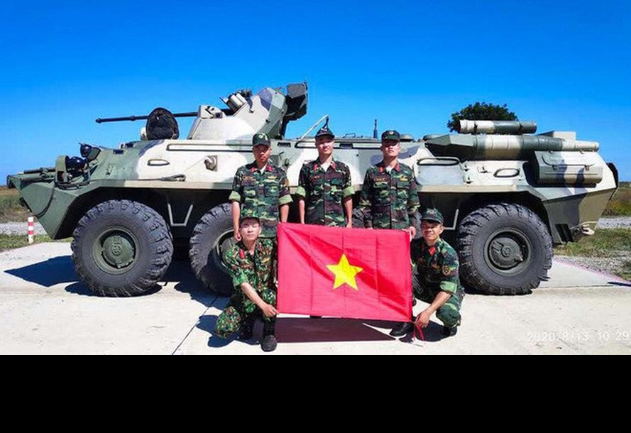 Trong Hội thao Quân sự Quốc tế Army Games năm nay, đội tuyển Việt Nam tham gia nội dung thi “Bầu trời quang đãng” - Clear Sky đã tiếp nhận khí tài hạng nặng mới từ nước chủ nhà Nga là xe thiết giáp bánh lốp 8x8 BTR-82A, đội có thời gian chuẩn bị và làm quen với xe khoảng một tuần trước khi chính thức thi đấu. Đây là loại vũ khí mới, hiện đại và chưa có trong biên chế Quân đội ta hiện nay, chắc chắn cán bộ chiến sĩ ta sẽ gặp chút bỡ ngỡ. Ảnh: Đội tuyển Việt Nam tham dự nội dung thi “Bầu trời quang đãng” chụp ảnh với thiết giáp BTR-82A - Nguôn: QĐND