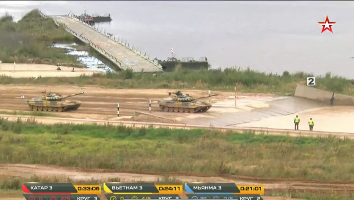 Sau khi xe T-72B3 của kíp số 3 không thể tiếp tục thi đấu, đội tuyển Việt Nam đã quyết định tung xe dự bị vào trận để thay thế cho chiếc xe gặp trục trặc. Dẫu vậy, quá trình này vẫn phải mất đến 10 phút quý báu thời gian thi đấu của đội ta, làm mất đi rất nhiều lợi thế lớn mà kíp xe đang có trước đối thủ. Ảnh: Xe dự bị được tung vào trận để thay thế cho chiếc xe cũ đã không thể tiếp tục thi đấu.