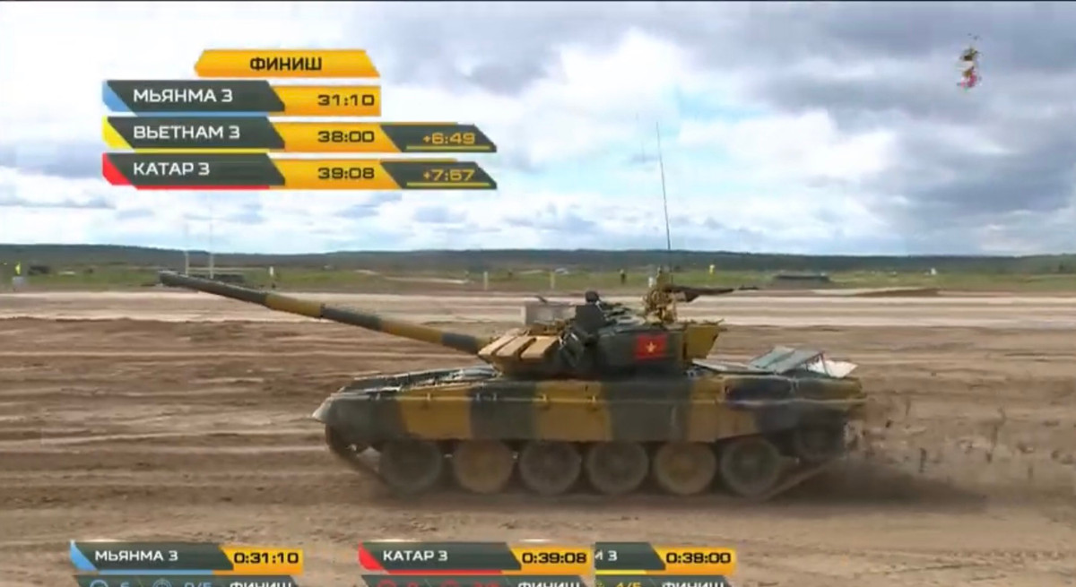 Kết thúc bài thi, kíp xe số 3 hoàn thành cả 3 vòng chạy với thành tích 38:00 phút, đứng thứ hai trận đấu sau đội Myanmar với 31:10 giây, tiêu diệt được 4/5 mục tiêu, tốc độ tối đa 72km/h, không đâm phải bất cứ cọc tiêu và phạm lỗi kỹ thuật nào. Có thể nói rằng, nếu không gặp sự cố về động cơ thì kíp lái tăng số 3 của Việt Nam chắc chắn sẽ là kíp thi đấu xuất sắc nhất, dẫu vậy, bằng tinh thần chiến đấu quả cảm và không bỏ cuộc, các chiến sĩ ta cũng đã có một màn thi đấu tuyệt vời. Ảnh: Xe tăng Việt Nam cán đích tại 38:00 phút.