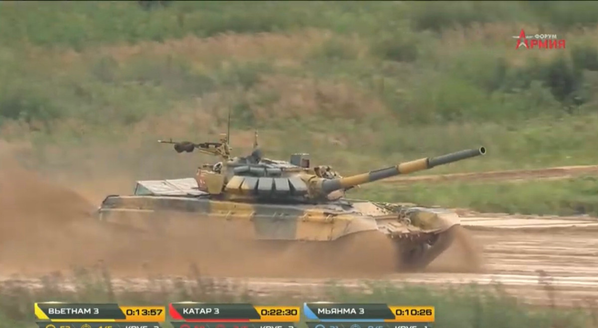  Xe tăng Việt Nam cũng đã ngay lập tức cơ động trở lại đường đua, di chuyển với tốc độ cao băng băng tiến lên phía trước, với một niềm quyết tâm mang vinh quang về cho nước nhà, nâng cao hơn nữa thành tích của đội tuyển. Lái xe của kíp có trình độ kỹ thuật cao, cơ động chính xác và an toàn, đã có kinh nghiệm thi đấu tại Tank Biathlon và huấn luyện nhiều với xe tăng trong nước. Ảnh: Xe tăng Việt Nam di chuyển tốc độ cao tại vòng chạy thứ hai sau khi bắn hạ mục tiêu bia số 25.