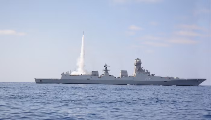 Tên lửa Barak-8 được lắp đặt và phóng đi từ tàu chiến dựa trên hệ thống ống phóng thẳng đứng; tên lửa sử dụng động cơ 2 tầng, trang bị một radar tự động tìm kiếm mục tiêu và một hệ thống liên kết dữ liệu hai chiều. Tên lửa dài 4,5 m, đường kính 0,54 m, sải cánh 0,94 m, vận tốc tối đa gấp 2 lần vận tốc âm thanh và tầm bắn hiệu quả 70 km. Ảnh: Tên lửa phòng không Barak-8 - Nguồn: Navy Recognition.