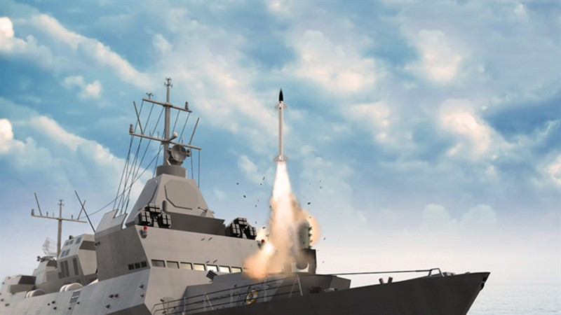 Về khả năng phòng không, tàu được trang bị hệ thống tên lửa phòng không hiện đại Barak-8, có khả năng đánh chặn và tiêu diệt tất cả các loại mục tiêu trên không như tên lửa không đối hải, tên lửa hành trình, máy bay chiến đấu, máy bay trực thăng và máy bay không người lái. Ảnh: Tên lửa phòng không Barak-8 - Nguồn: Navy Recognition.